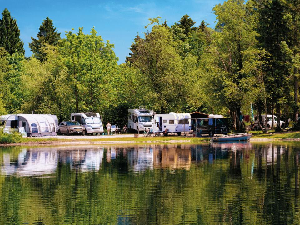 Familie på campingferie