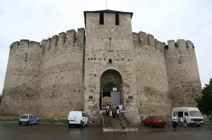 Of Wines and Fortresses in North-Eastern Romania and the Republic of Moldova / 8 days (where old stones meet old wines, and they both get wrapped up in old tales)