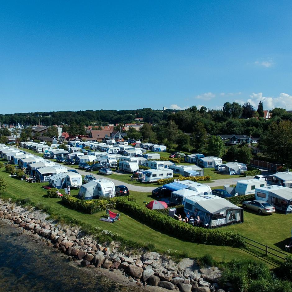 Mariager Camping & Hytter – Ro, natur og fjordudsigt