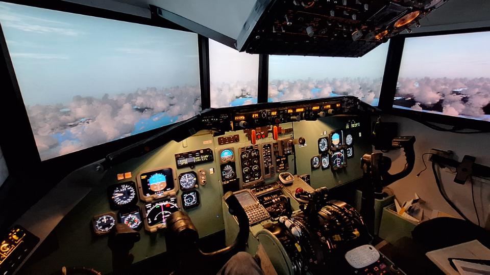 Flyv i fuldskala MD-80 cockpit-simulator